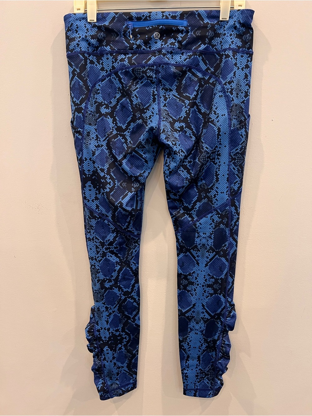 Lulu lemon size 10 Blue Snake-Print 28” Leggings with ruffle